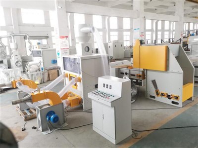 Fließband zum Befüllen von Kissen